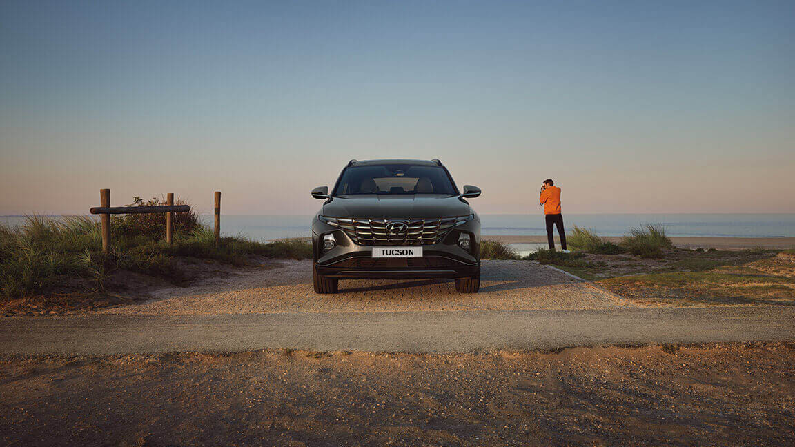 Side-rear view of navy Creta parked on the ground